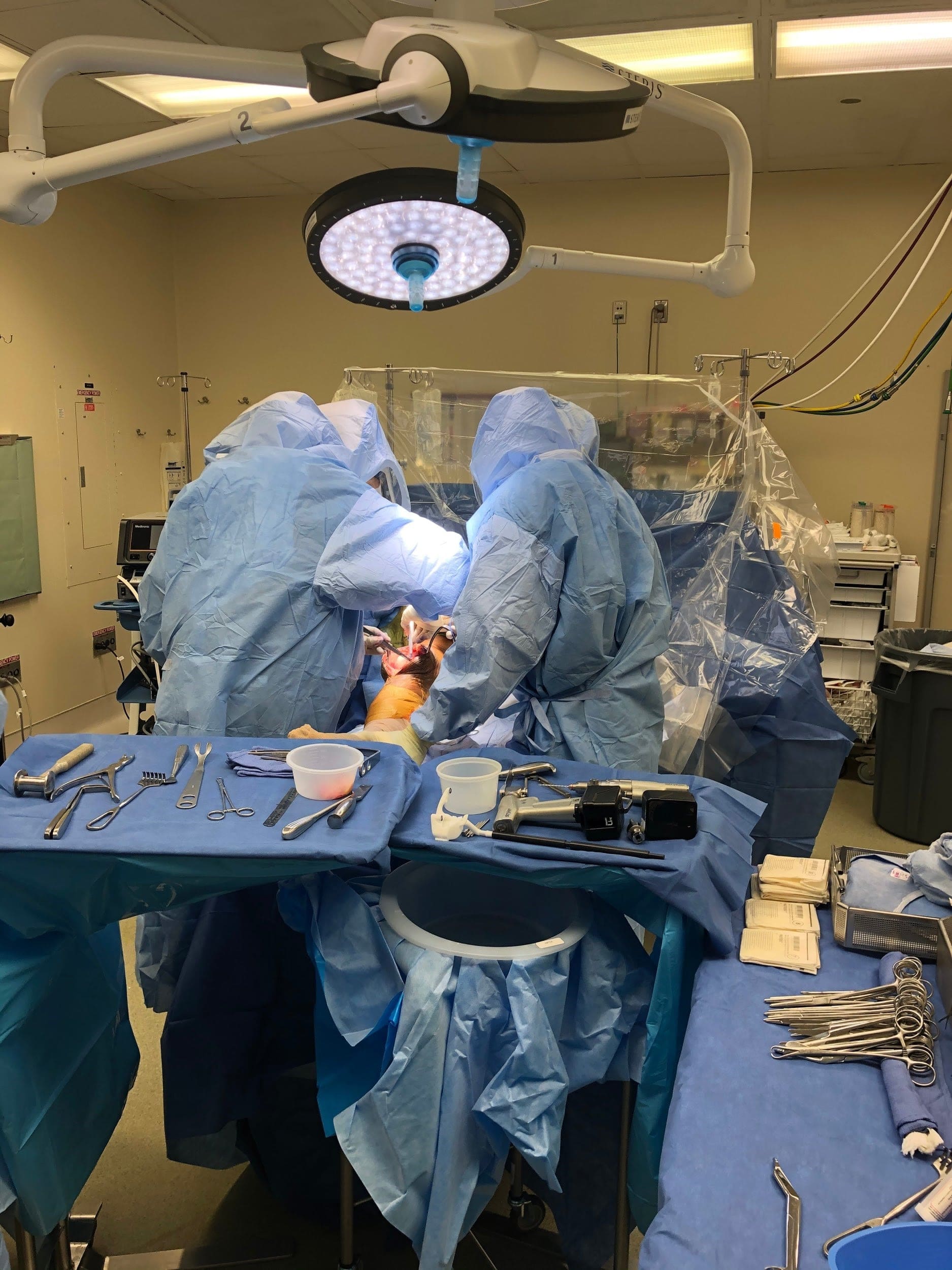 Imágenes reales de médicos operando Imágenes reales de médicos operando