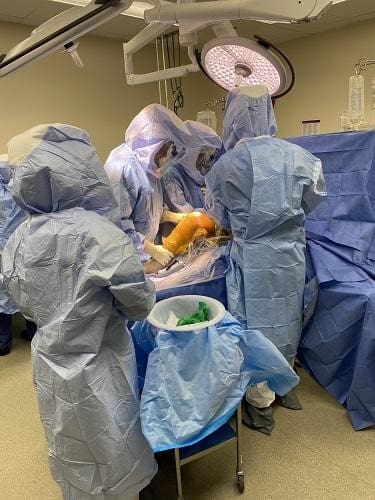Imagen intraoperatoria de la cirugía de reemplazo de rodilla.