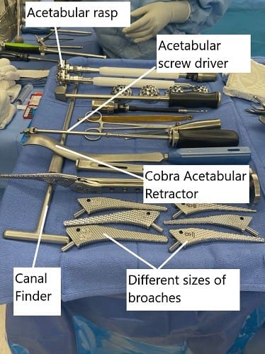 Instrumentos usados en un reemplazo total de cadera.